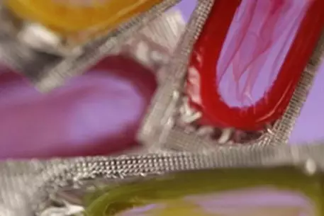 Британским подросткам раздадут бесплатные презервативы