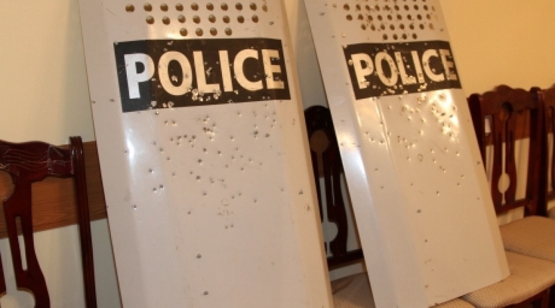 Полицейские щиты со следами от выстрелов дробью.Фото Максим Попов©