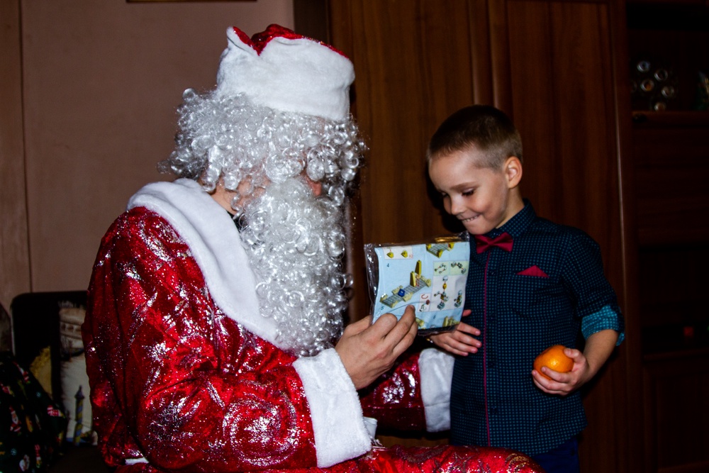 Дед Мороз Василий вручает подарки Даниилу