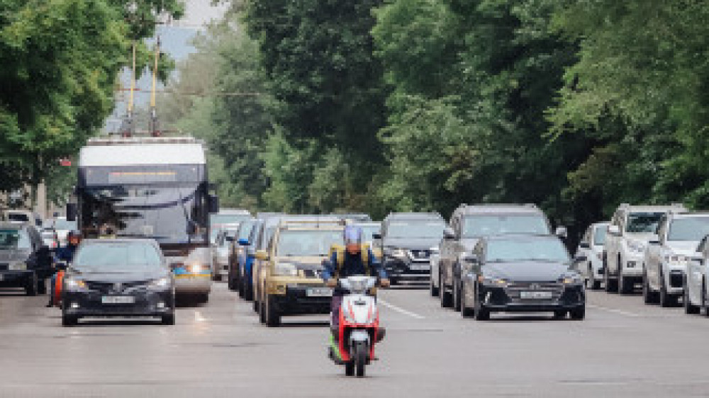 Муж отдал свою жену водителю автобуса, чтобы тот трахнул её в жопу, а сам за всем наблюдал