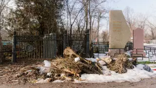 Мусор и запущенный вид: в каком состоянии Центральное кладбище Алматы