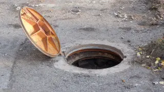 "Такое чувство, что летишь в пропасть". Что происходит с люками в Алматы