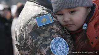 "Папа улетел". Как провожали казахстанских миротворцев на Ближний Восток