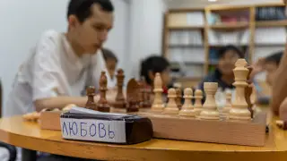 64 клетки на ощупь. Вдохновляющая история мастера из Алматы