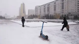 Белые хлопья на зеленой траве: Астана встретила первый снег