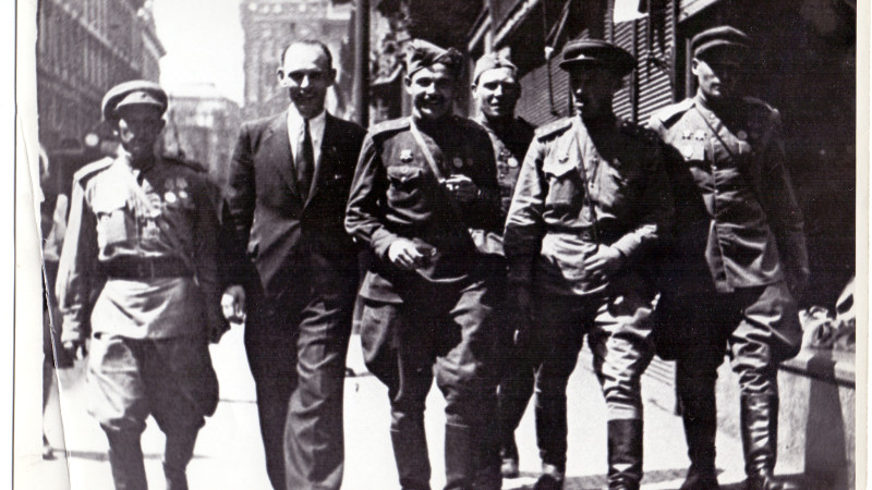 Командиры и солдаты 72-й дивизии в Праге в мае 1945. Фото: Национальный музей РК