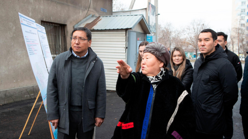 Ерболат Досаев (слева) на встрече с жителями города. Фото: акимат Алматы