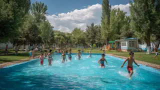 Бассейны, лагеря и бабушки: сколько стоят каникулы казахстанского школьника