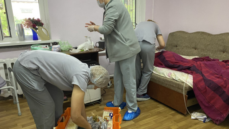 Работа мобильной бригады паллиативной помощи в Казахстане. Фото: © Tengrinews.kz / Айнаш Ондирис, 2022 год