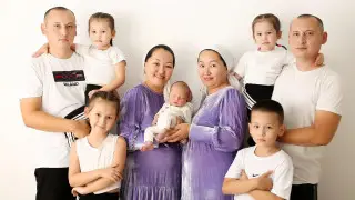 “Работаем вместе, и даже дети похожи“. Как живут семейные пары-близнецы из Казахстана