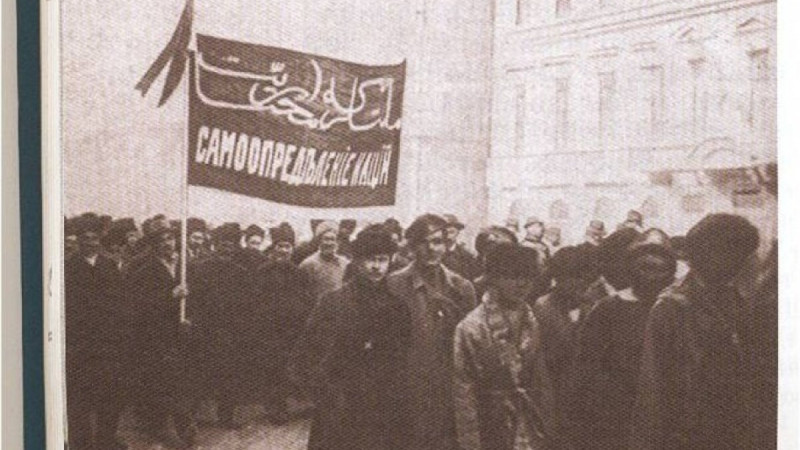 Шествие казахов в Петрограде, март 1917 года. Фото с сайта voxpopuli.kz