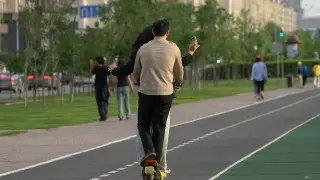 “Самокатный беспредел“. Работают ли в Казахстане правила для самокатчиков на самом деле