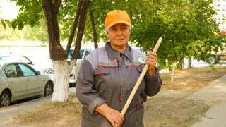 А у неё никогда даже костюма не было. Женщина-дворник стала почётным жителем Шымкента