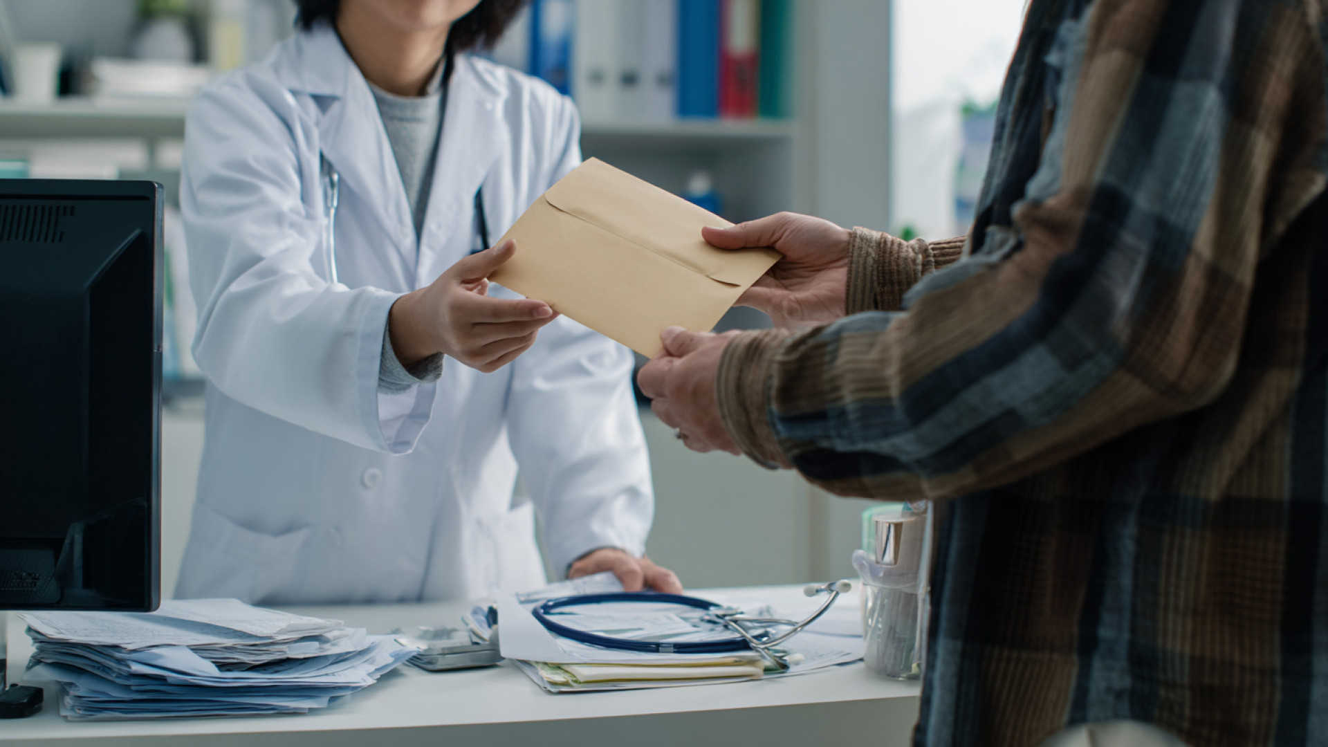 “Хочешь нормально проснуться?” Почему врачи берут, а пациенты дают “рахметы”