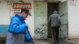 “Сначала рушился порядок, потом здание“. Как живётся в той самой аварийной астанинской общаге