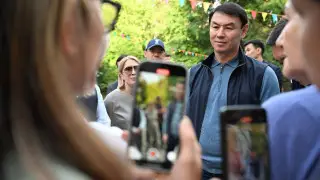 Акима Алматы Дархана Сатыбалды снимают на телефоны