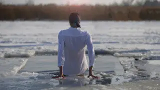 Лёд в тренде: холодный душ, бодрящие ванны и прорубь - польза или опасный ритуал
