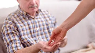 Когда таблеток становится слишком много: как принимать лекарства и не навредить себе