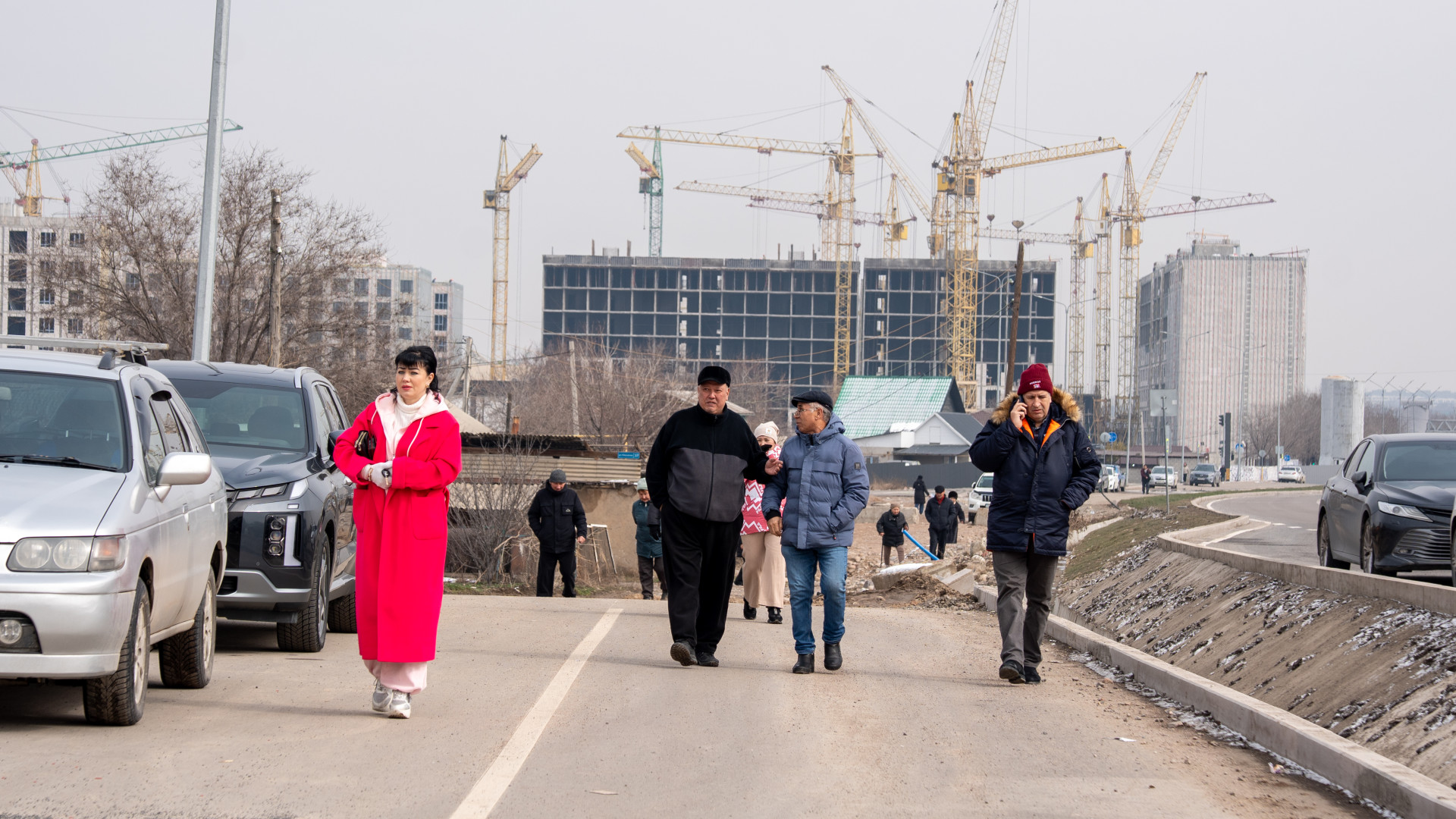 В зоне пятой вредности: жители целого микрорайона Алматы не могут стать полноценными горожанами