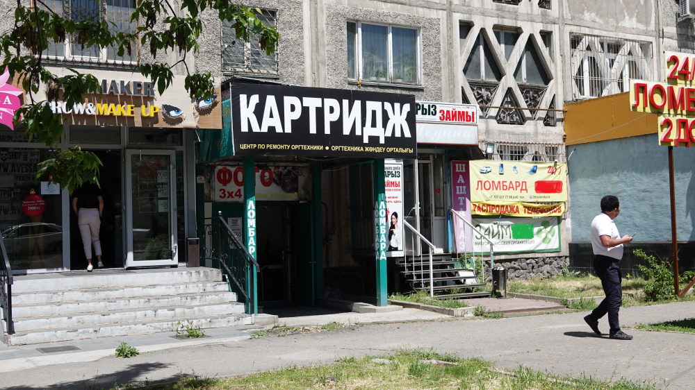 Поколение рассрочки. Молодые казахстанцы привыкают жить в долг - в чём риски