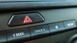 Қазақстанда көліктің апаттық ескерту жарығын қосып, жол жиегінде қанша тұруға болады?