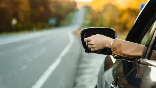 Көлік терезесінен қолды шығарғаны үшін айыппұл салына ма? ІІМ түсіндірді