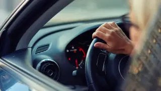 Көлік тізгінінде музыка тыңдау жүргізушілерге қалай әсер етеді? Ғалымдар зерттеуі