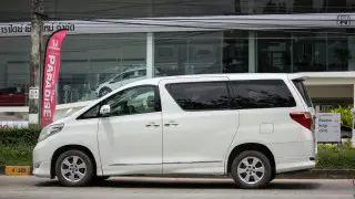 Қазақстанда рөлі оң жақтағы көліктерге тыйым салу керек пе?