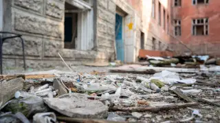 Жұмбақ жағдайда жоғалған шатыр және ұзаққа созылған сот: Алматының қақ ортасындағы аурухана неге қаңырап қалды?