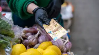 Қағаз ақша өткеннің еншісінде ме, әлде қолданыста қала бере ме: қазақстандықтар қайсын таңдайды?