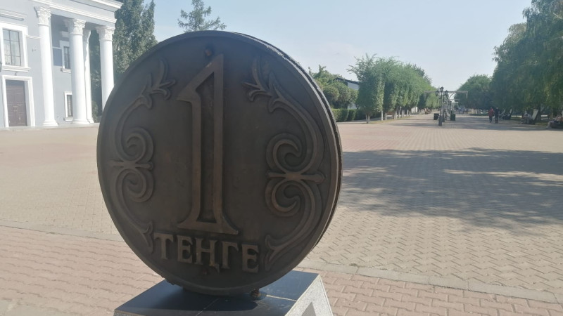 Оралдағы «Теңге» мүсіні. Фото: © Tengrinews.kz