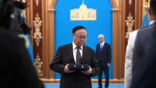 Әке мен бала, марш пен танго. Ақордадан репортаж