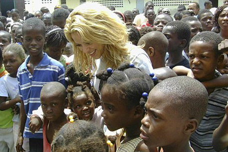 Шакира построит школу на Гаити