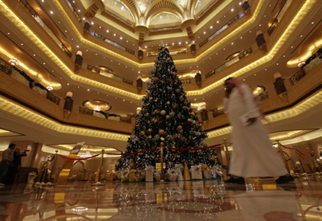 Самая дорогая елка в мире установлена в Абу-Даби