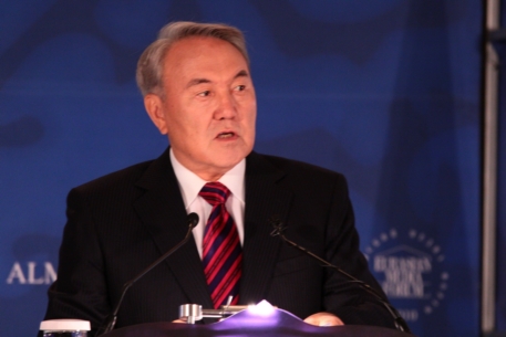 Назарбаев назвал события в Киргизии борьбой за власть