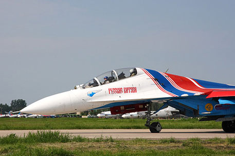 Су-27 "Русских витязей" выкатился за пределы посадочной полосы