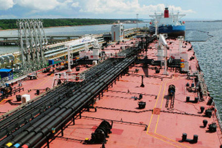 В Иркутске танкер с 500 тоннами топлива сел на мель