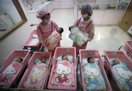 Мать пропавшего младенца не выпускают из роддома Алматы 