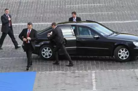 Кортеж Януковича изменил маршрут из-за покушения