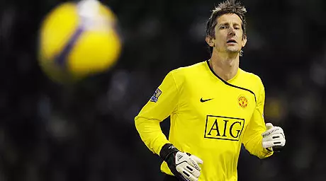 Голкипер "МЮ" Эдвин ван дер Сар завершит карьеру летом