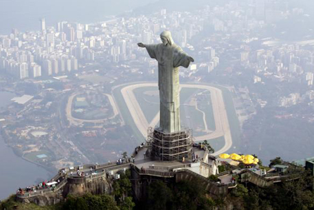Вандалы впервые осквернили статую Христа в Бразилии