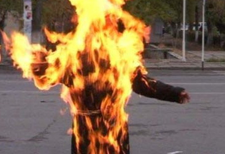 Участник акции протеста в Алжире попытался сжечь себя