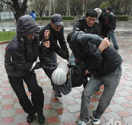 Адвокат-кыргыз избит в зале суда за защиту узбеков