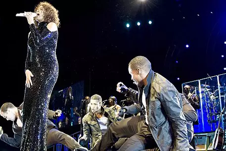 Уитни Хьюстон впервые за 11 лет спела для британцев