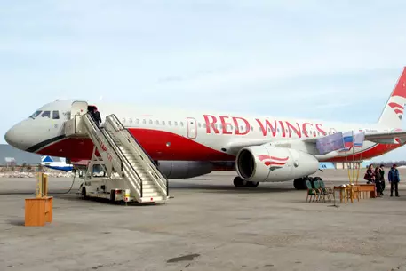 Ту-204 со строителями олимпийских объектов экстренно сел в Омске