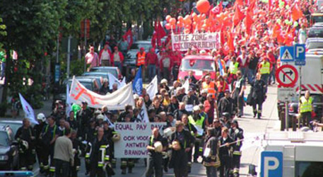 Бельгийские рабочие заблокировали шоссе и разгромили офисы