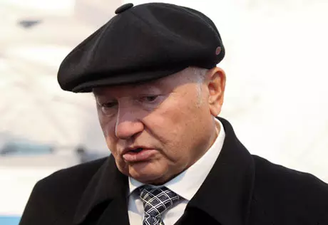 Юрий Лужков покидает свою резиденцию на Рублевском шоссе