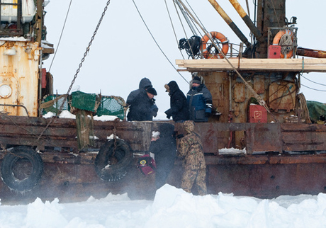 В Охотском море пропал корабль с 24 моряками