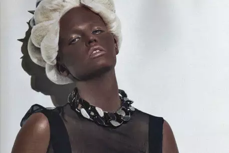 Vogue осудили за превращение европейки в темнокожую