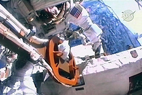 Астронавты "Атлантис" совершили второй выход в космос